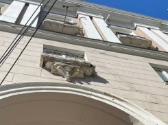 «Уже крик души», - читатели рассказали об угрожающем фасаде в центре Воронежа