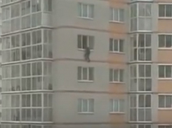 Свисающих на руках с 7 этажа подростков сняли на видео в Воронеже