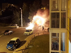 В воронежском ЖК второй раз за лето загорелись автомобили