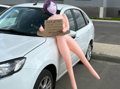 «Покажешь спальню»: резиновая женщина с реальным лицом предлагает непристойности в Воронеже 