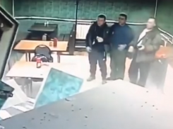 Стало известно, как грузовик разгромил стену в придорожном кафе в Воронежской области