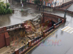 Стена у Каменного моста рухнула из-за сильного дождя в Воронеже - движение заблокировано