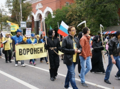 По Воронежу прошли люди с косами и в костюмах смерти