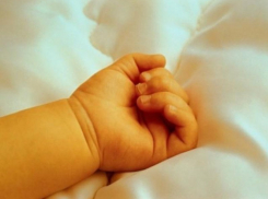 2-летняя девочка погибла из-за падения из окна в Воронеже 