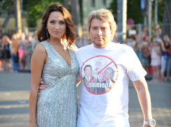Невеста Николая Баскова упала с огромного двухметрового подиума на концерте в Воронеже