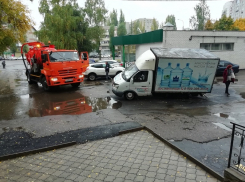 Глубокая яма в асфальте поглотила «Газель» в Воронеже