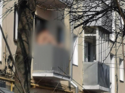 Задумчивого обнаженного мужчину заметили на балконе в Воронеже