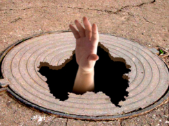 В воронежском селе 3-летний мальчик, играя с котенком, упал в канализационную яму