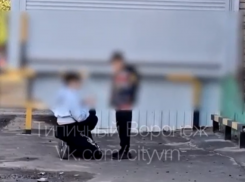 Девочка-подросток дала закурить ребенку и попала на видео в Воронеже 