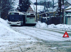 В воронежском микрорайоне Сомово столкнулись два 90-х автобуса