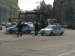 Воронежцы пришли в небывалый восторг от фото, как эвакуатор забирает полицейскую машину в центре города