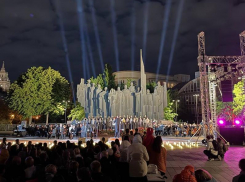 Столбы света и свечи: «Реквием» прозвучал на площади Победы в Воронеже