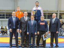 Воронежский губернатор вручил лучшим борцам по полмиллиона рублей