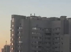 Опасные прыжки подростков на крыше 16-этажного дома сняли на видео в Воронеже
