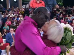 Страстную историю любви воронежской пенсионерки и африканца показали в шоу Андрея Малахова