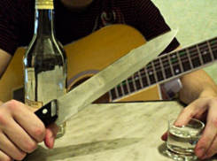 В Воронеже мужчина, получив ножевое ранение, продолжил выпивать