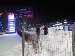 Людоедское обращение к пешеходам на заборе автомойки заметили в Воронеже