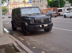Парковка черного «Гелика» на выделенке возмутила чувства воронежца 