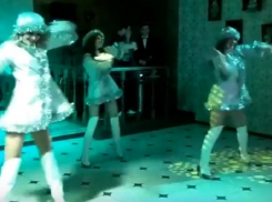 Страстный танец сексуальных Снегурочек в Воронеже попал на видео