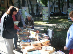 День города в Воронеже: книжным флешмобом заинтересовались любители литературы