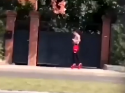 Нелепую прогулку на огромных каблуках сняли в Воронеже 