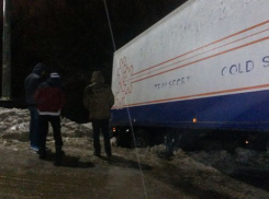 В Воронежской области на скользкой дороге фура вылетела в кювет