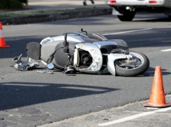 В Воронежской области водитель мопеда разбился насмерть, врезавшись в «Камаз»