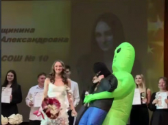 Огромный зеленый инопланетянин посетил выпускной в Воронежской области