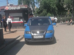 Хамская парковка на тротуарной плитке возмутила воронежца