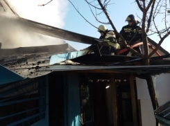 В Воронеже на улице МОПРа загорелся двухэтажный дом