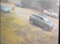 Внезапная атака с высоты повредила окно автомобиля в Воронеже