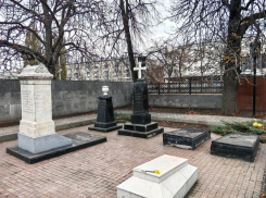 Белый крест появился на могиле Алексея Кольцова в центре Воронежа