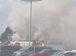 Пожар вспыхнул возле магазина в Воронеже – опубликовано видео