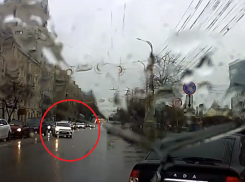 Дерзкий кульбит таксиста через двойную сплошную попал на видео в Воронеже 