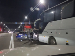 Опубликовано видео массового ДТП с участием легковушек, автобуса и тягача в Воронеже