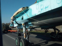 Сверхзвуковой истребитель-бомбардировщик прокатили по улицам Воронежа 