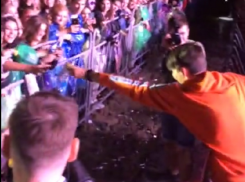 Тима Белорусских поил школьниц водой на общегородском выпускном в Воронеже