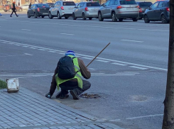 Коммунальщик, специально засоряющий ливневку, попал на видео в Воронеже