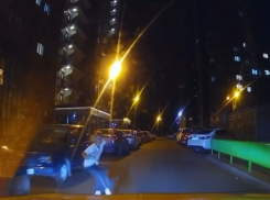 Полный нежданчик: чудесную реакцию показал автомобилист в Воронеже 