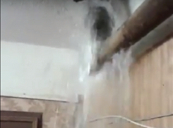 В одном из воронежских домов осень началась с потопа