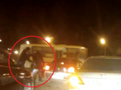 В Воронеже сняли на видео драку инструктора автошколы и водителя 