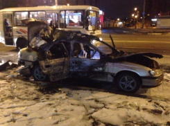 В Воронеже ночью взорвалась иномарка и сгорело еще 2 авто 