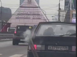 Странный автомобиль попал на видео в Воронеже