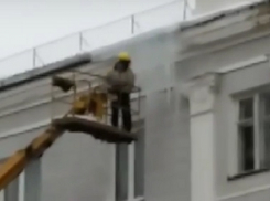 «Ювелирная» уборка сосулек в центре Воронежа попала на видео