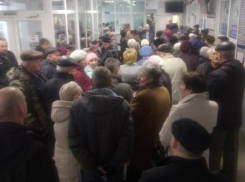 Безумную очередь больных воронежцев сняли в поликлинике