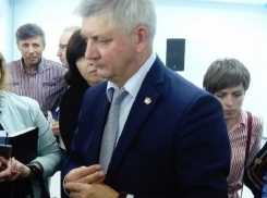 Акции Гусева пошли вниз: с «парашютом» в оскандалившийся облздрав