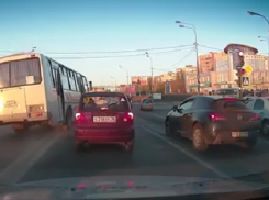 В Воронеже «наглый ПАЗик» выехал на «встречку» и проехал на красный 