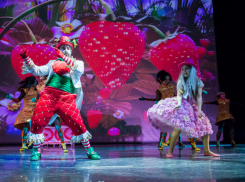 Светскую жизнь звезды покажут воронежцам в семейном 3D-мюзикле «Алиса в стране чудес» 