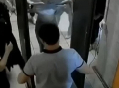 «Заставляли поднимать юбку до пояса»: мама одной из девочек рассказала, как проходил скандальный досмотр в воронежской школе