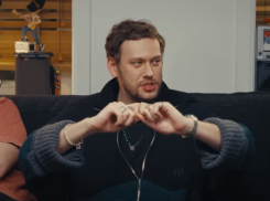 «Я подхожу, жёстко её лапаю, а она молчит», – фанаты ополчились против воронежского комика после рассказа о школьных играх